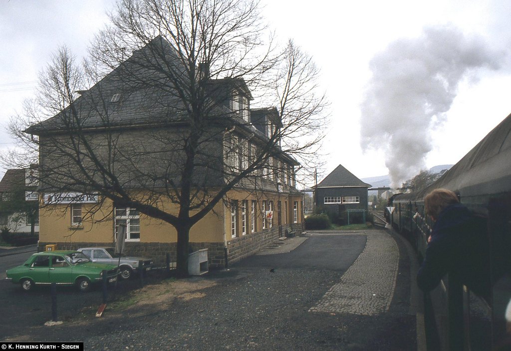 Bahnhof Dreisbe mit fahrendem Dampfzug